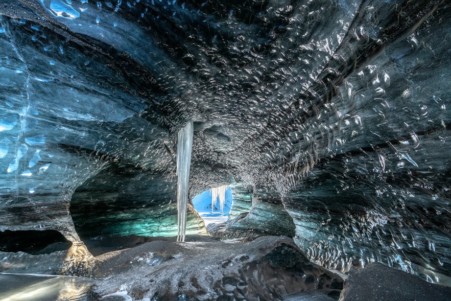 Die Eishöhlen von Katla haben eine dunklere Farbe als andere Eishöhlen.