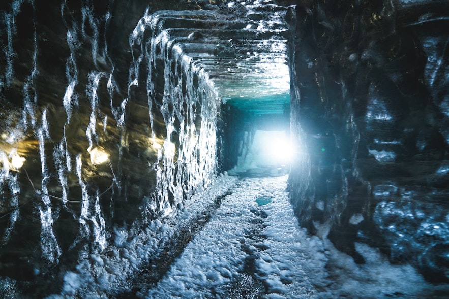 ラングヨークトル氷河には人工のアイストンネルのほかに、天然の氷の洞窟もある