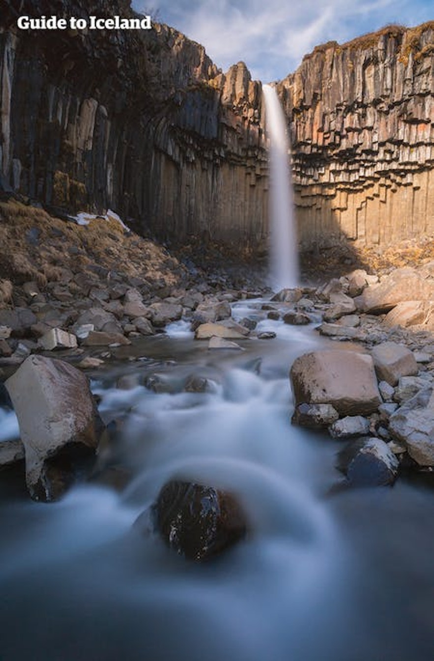 La cascada Svartifoss en la Reserva Natural Skaftafell es una maravilla geológica.