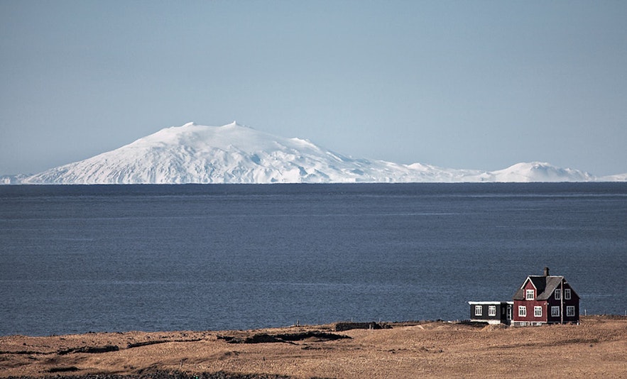 날씨가 맑은 겨울철 바다 건너에서 보이는 아이슬란드 스나이펠스요쿨 빙하의 모습