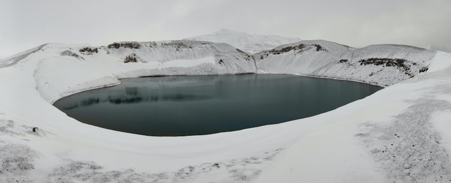 Hverjall lub Hverfell ma piękne jezioro kraterowe.