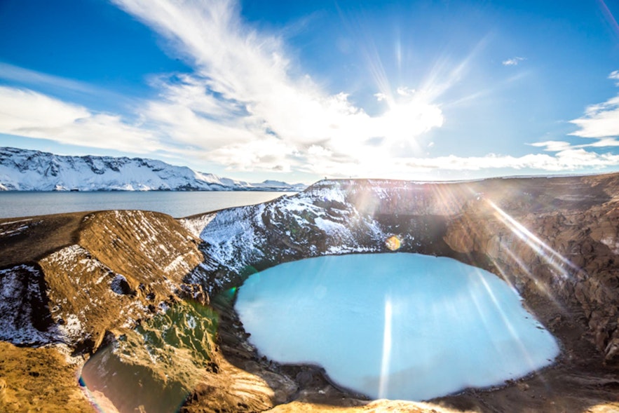 Askja to piękny wulkan z geotermalnym jeziorem kraterowym.