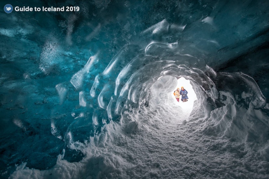 氷河の洞窟にできた不思議なトンネル