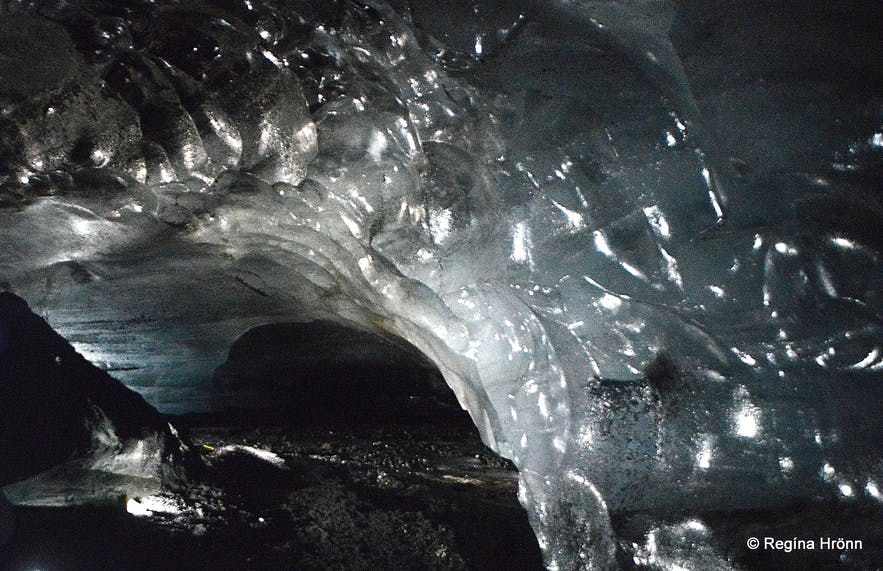 Schwarzes und blaues Eis in der Eishöhle Katla in Südisland.