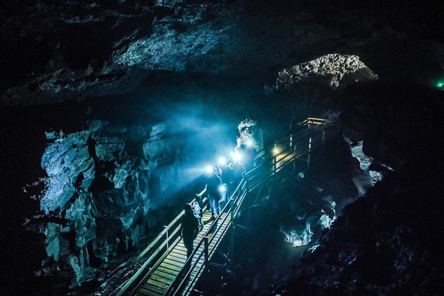 Farbenfrohes Schauspiel in der Höhle von Vídgelmir in Island