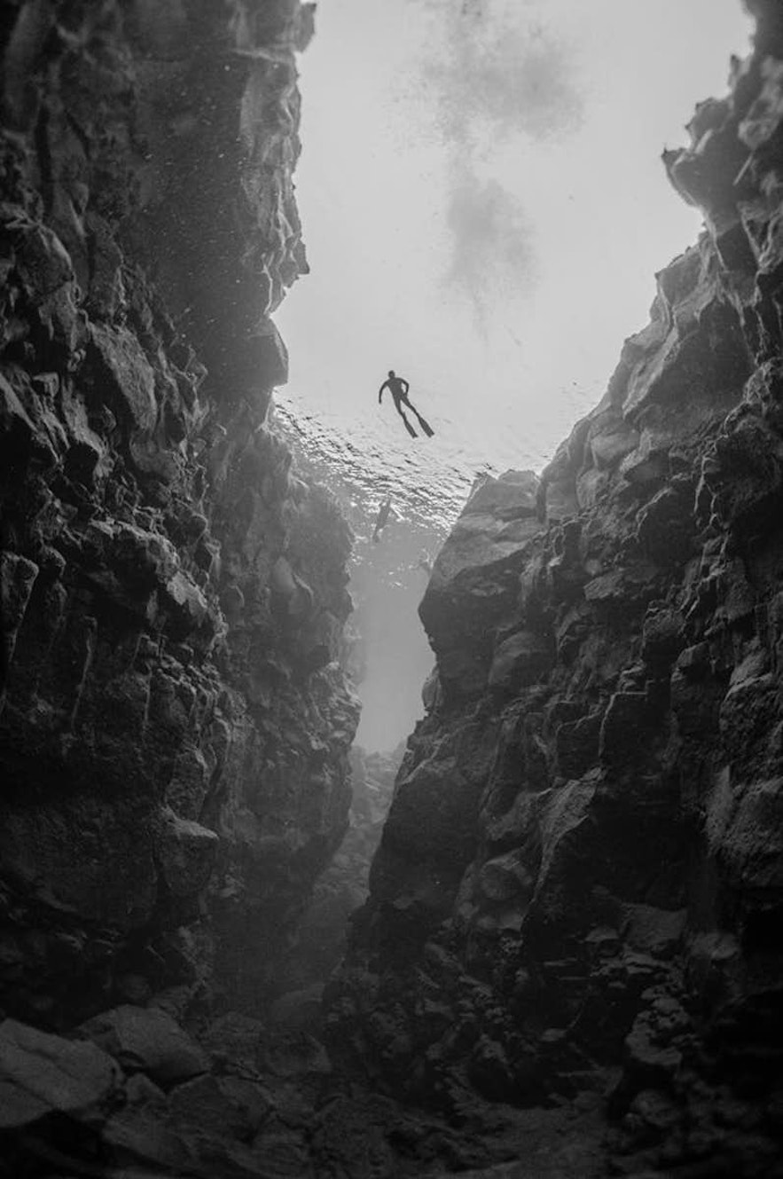Un plongeur dans Silfra photographié depuis dessous.