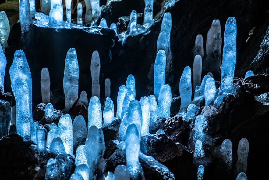 Viðgelmir cave has vast, colourful spaces.