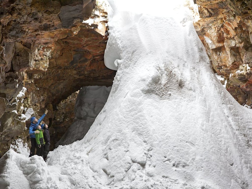 凍った溶岩洞窟に吹き込んだ雪