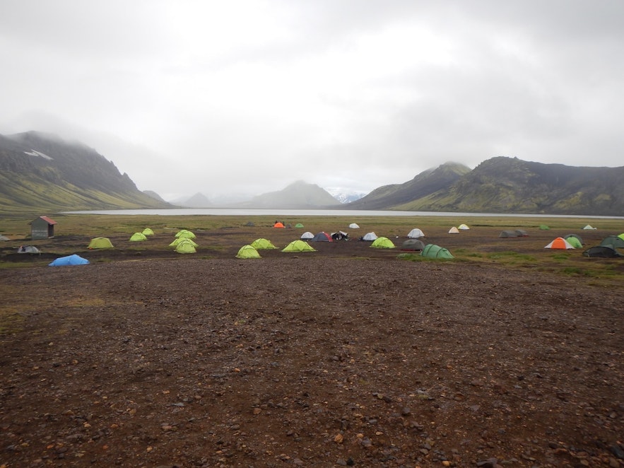 Kemping w otoczeniu islandzkiej przyrody.