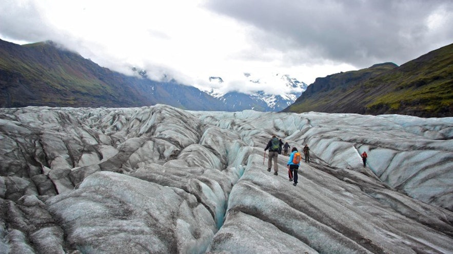 Auf den Gletschern Islands sind die Schichten von früheren Eruptionen sichtbar.