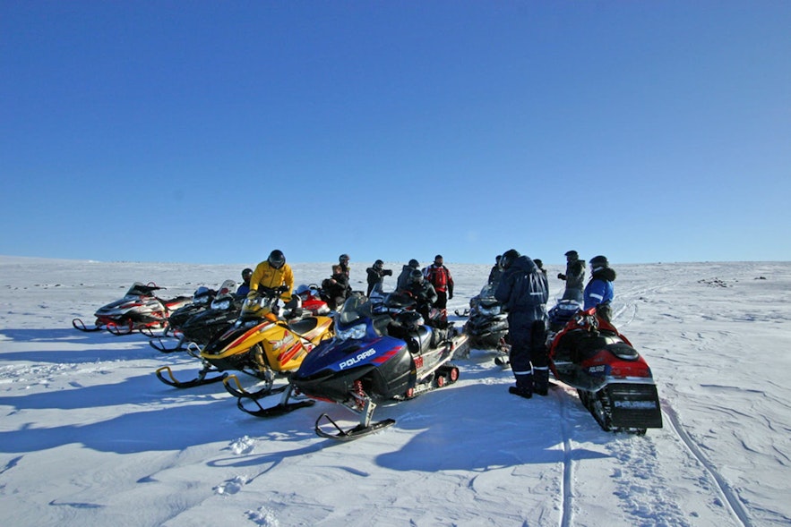 Solo algunos privilegiados pueden disfrutar de las motos de nieve a toda velocidad por la naturaleza islandesa