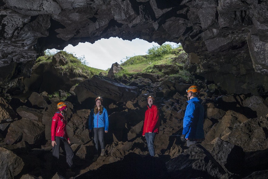 아이슬란드의 지질학적 역사를 배우기 가장 좋은 방법 중 하나인 용암 동굴 탐험
