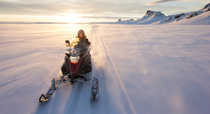 สโนว์โมบิลบนธารน้ำแข็งลางโจกุลเป็นหนึ่งในกิจกรรมที่ดีที่สุดที่ควรทำในประเทศไอซ์แลนด์ในเดือนธันวาคม