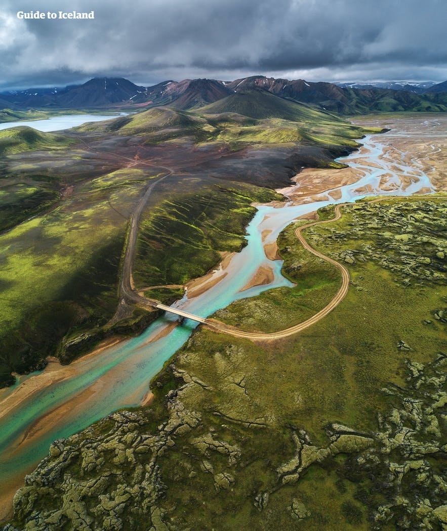 Island ist ein spektakuläres Land mit farbenfrohen Landschaften.