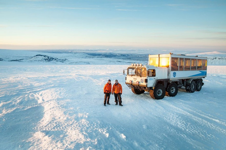 Certaines parties des glaciers ne sont accessibles qu'à bord de monster trucks, comme ceux-ci.