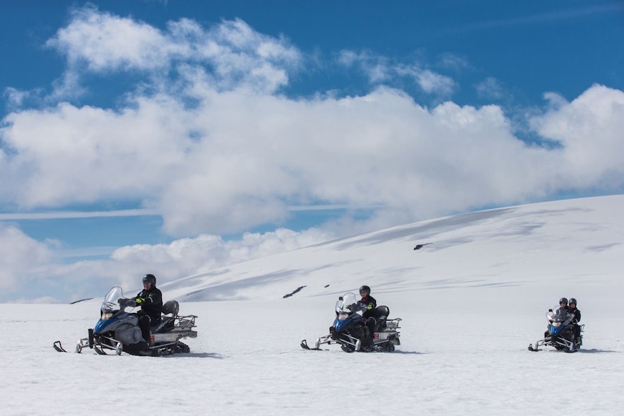 Schneemobilfahren ist eine der abenteuerlichsten Aktivitäten in Island.