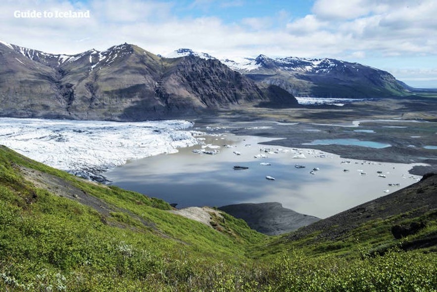 Ein Gletscher kriecht aus einem Tal in Island.