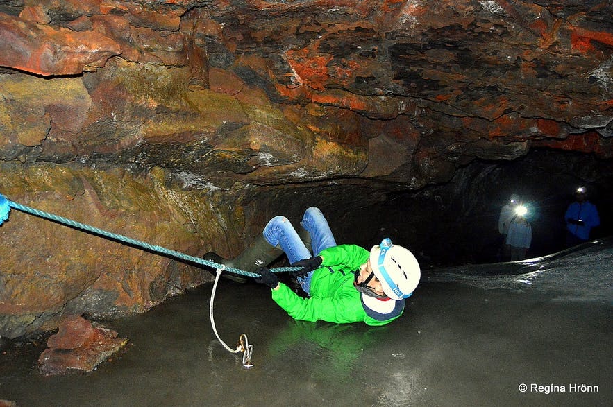 W jaskiniach lawowych konieczne są buty turystyczne ze względu na nierówny teren i sezonowe oblodzenie.