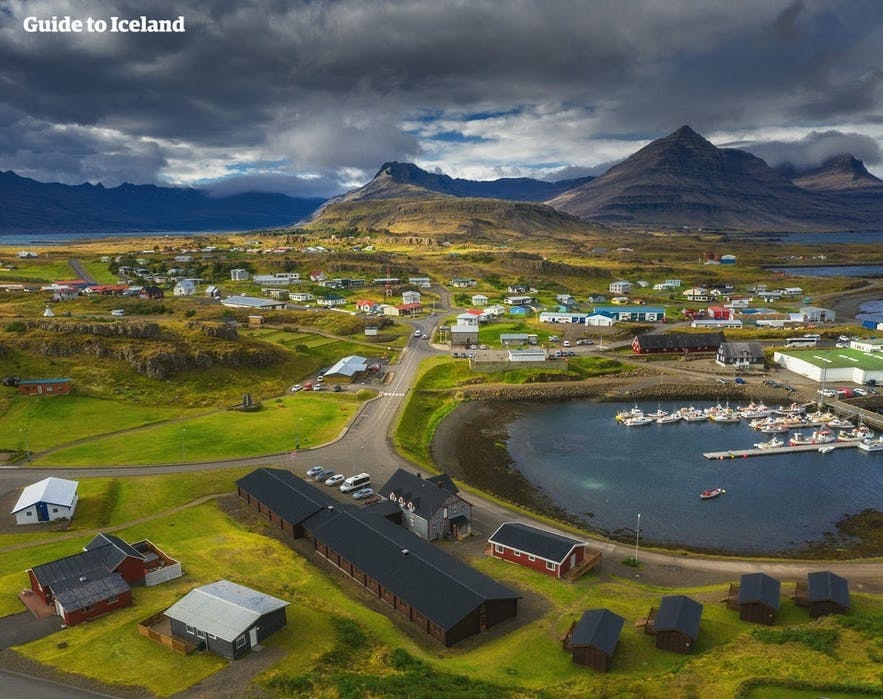 Djupivogur on kaunis kylä Islannin itävuonoilla.