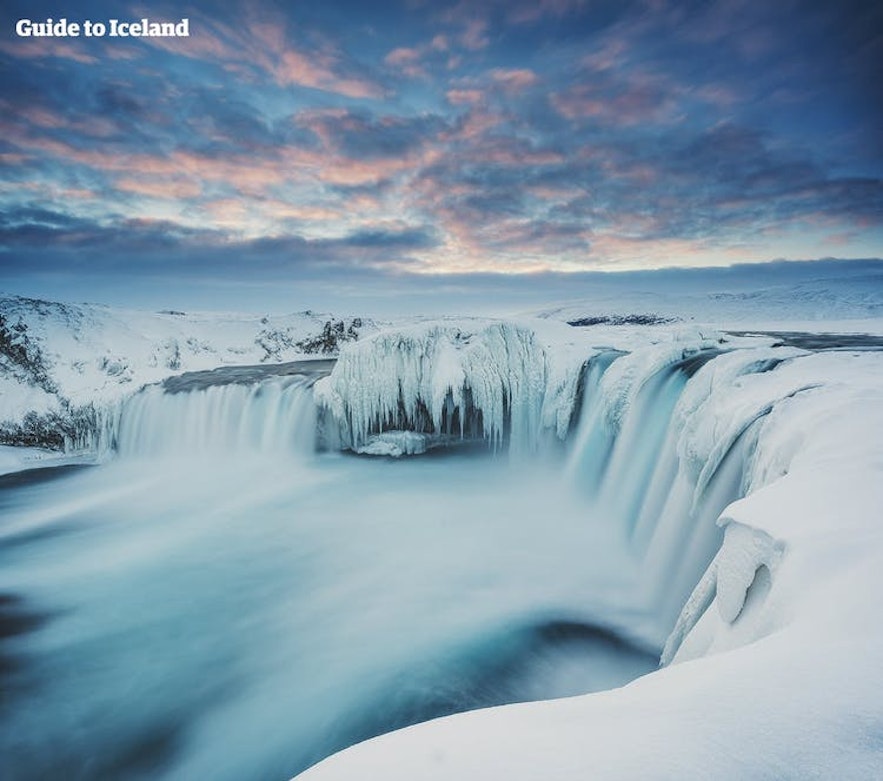 冬季，冰封的阿尔德亚瀑布（Aldeyarfoss）。