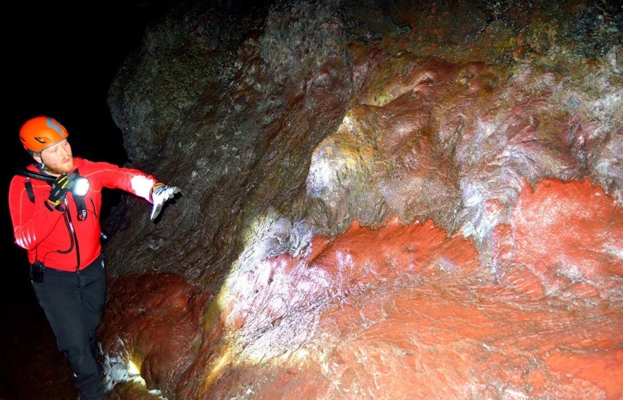 洞穴探险之旅可以让您更好地了解冰岛的地质构造。