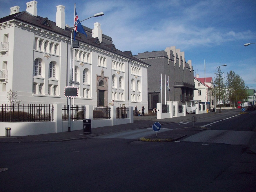 Hverfisgata街位于雷克雅未克Laugavegur购物主街旁。