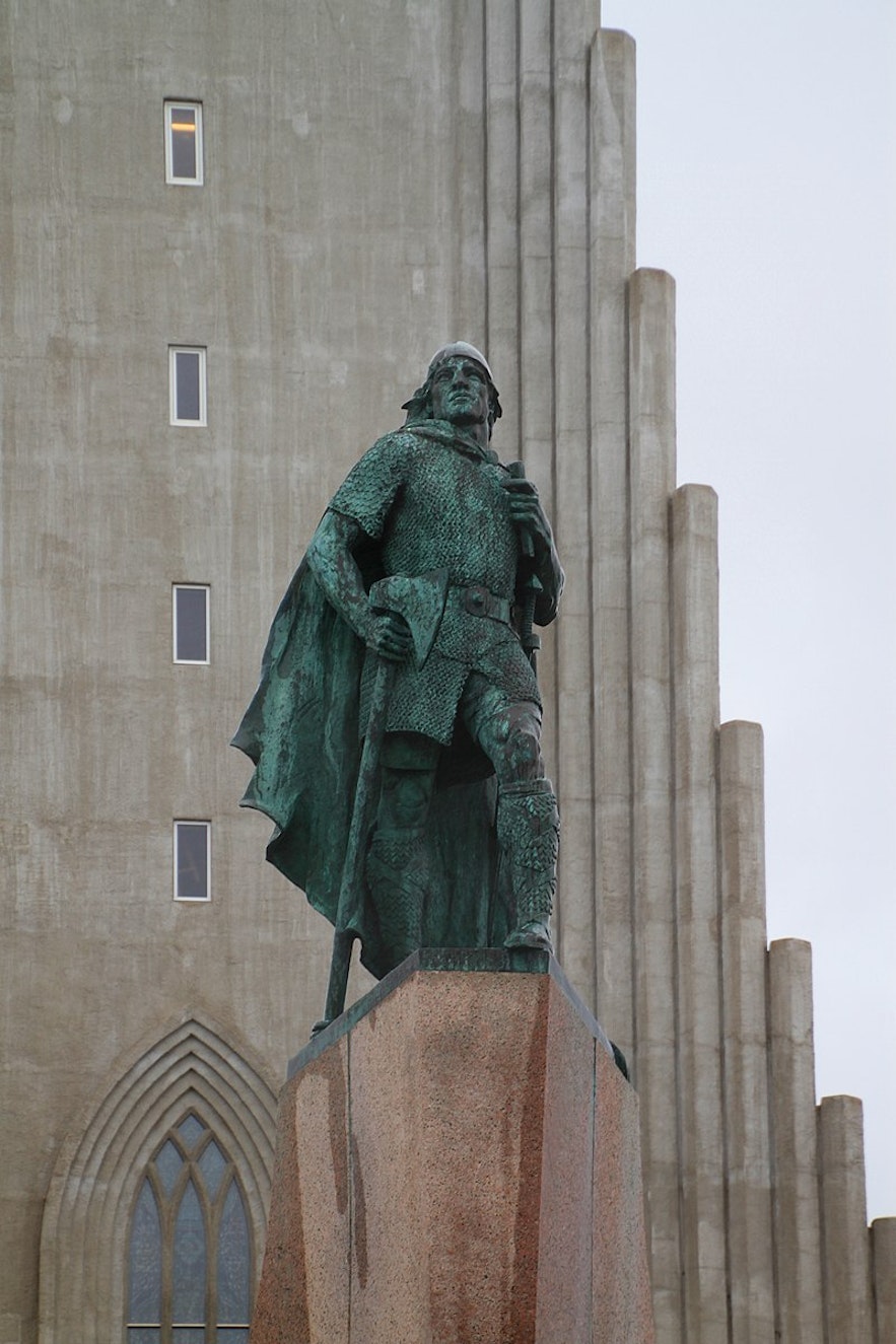 探险家莱夫·埃里克松（Leifur Eiríksson）的雕像高高矗立在雷克雅未克。