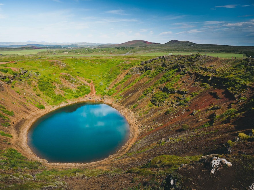 Der Krater Kerid in Grímsnes liegt in der Nähe des Goldenen Kreises.