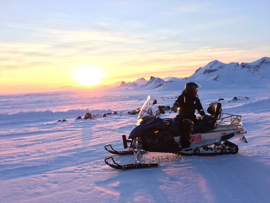 Snowmobiling on Langjökull glacier is a great detour on the Golden Circle. 