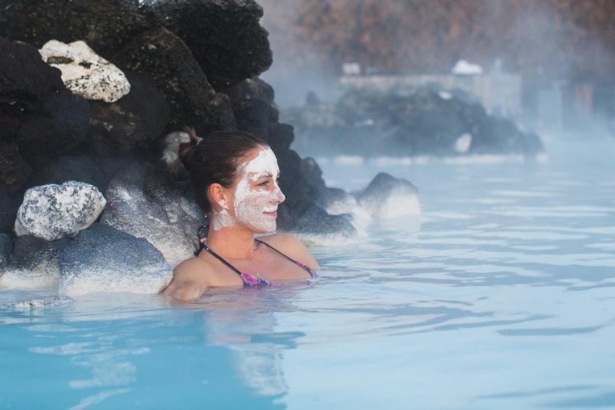 Blue Lagoon Hautprodukte können im Pool getragen werden.