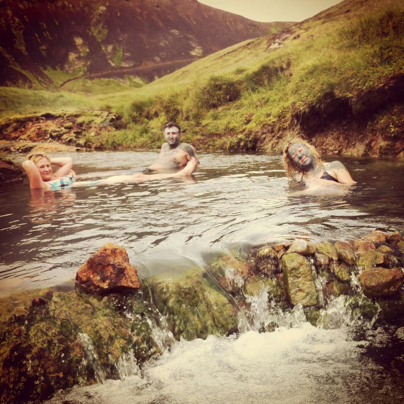 Dolina gorących źródeł Reykjadalur znajduje się w pobliżu hotelu Frost and Fire.
