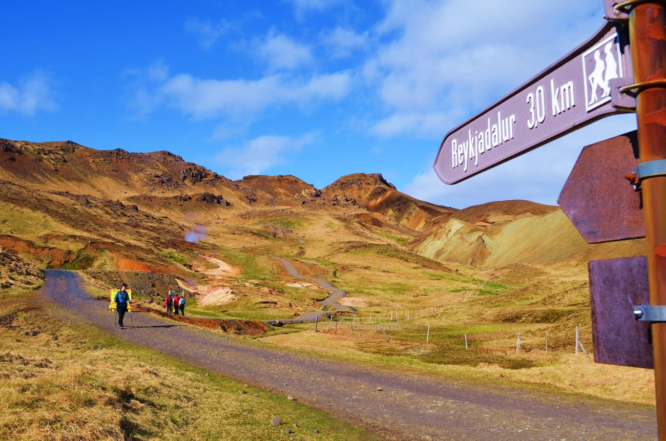 Un chemin mène à la vallée thermale de Reykjadalur.