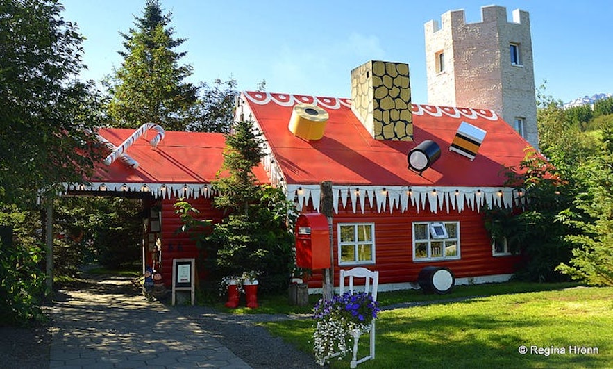 Domek Bożonarodzeniowy w Akureyri latem.