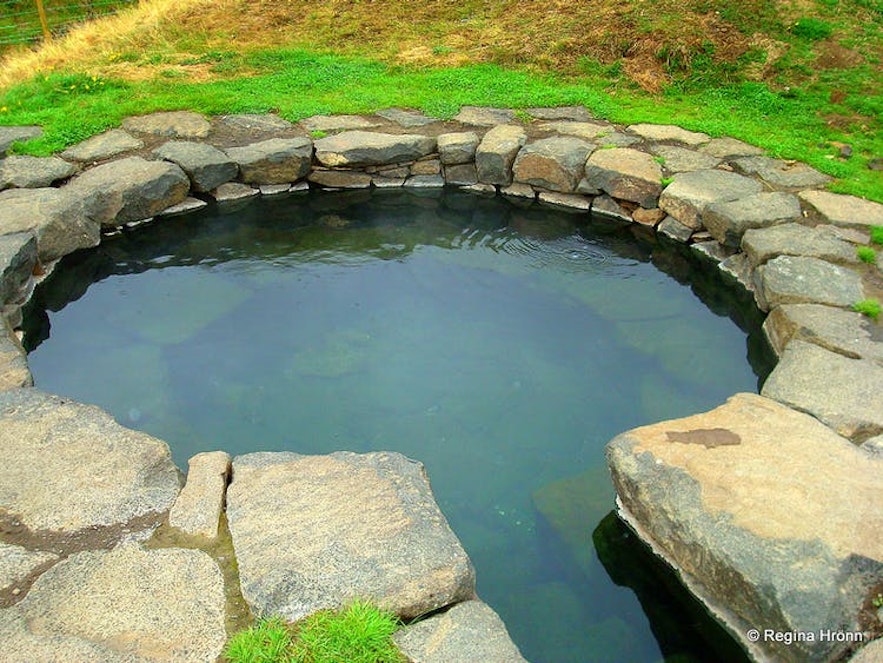 Mały basen na Islandii, idealny do kąpieli geotermalnych.