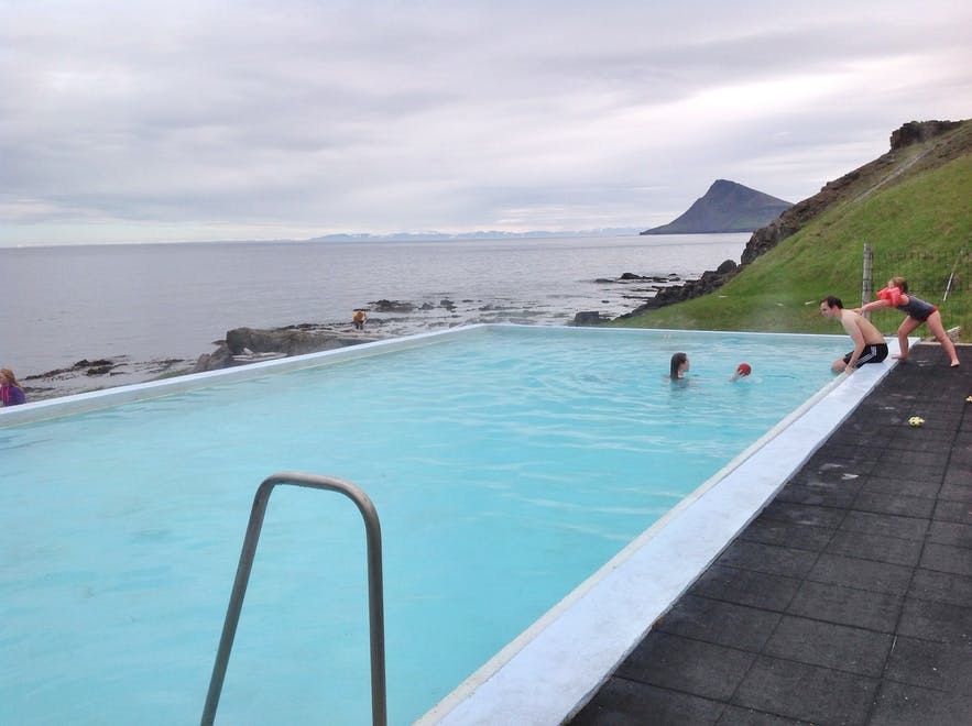 Widoki z basenu Krossneslaug na Fiordach Zachodnich Islandii są niesamowite!