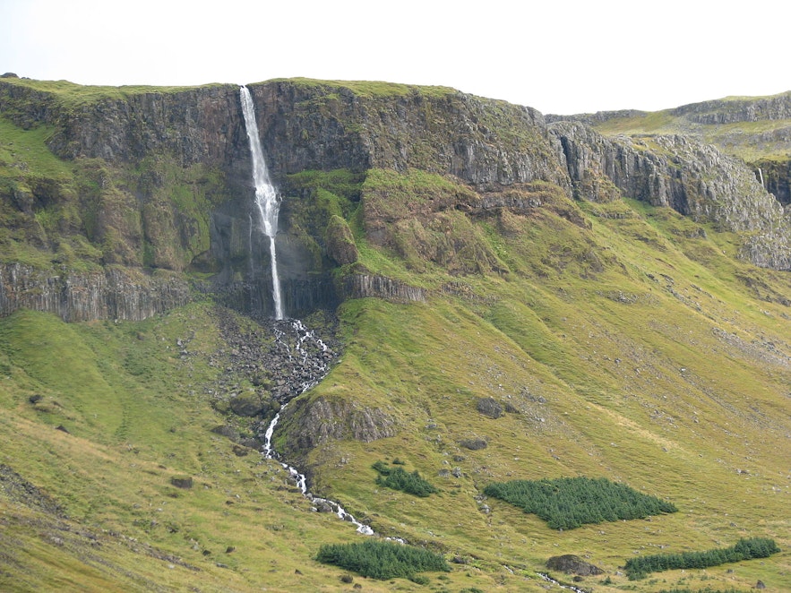 冰岛斯奈山半岛上的Bjarnarfoss瀑布。
