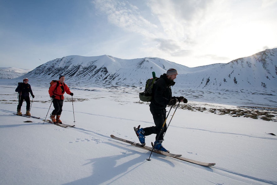 Ski dans les Fjords de l'Ouest reculés de l'Islande.