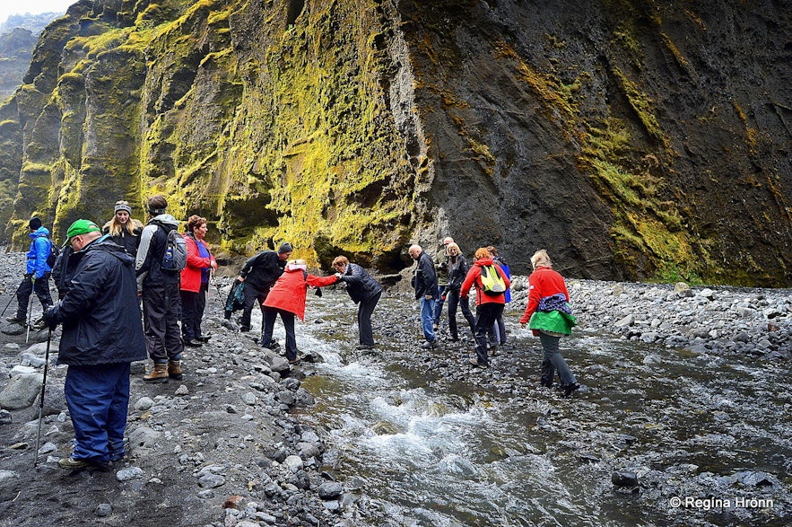 Wasser rauscht aus dem Wasserfall am Fuße der Stakkholtsgja in Island