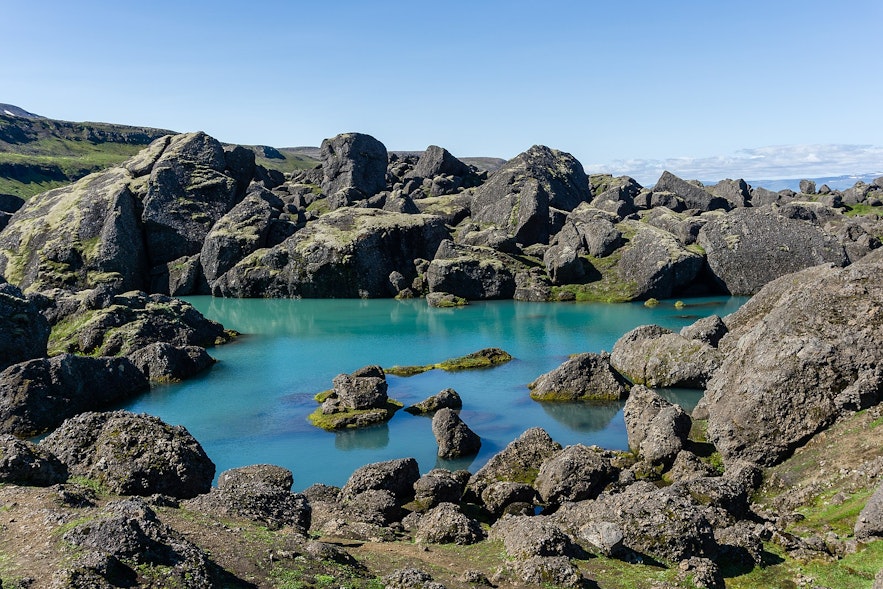 아이슬란드의 숨겨진 보석 중 하나인 비크나슬로디르 하이킹 트레일의 일부인 견고한 바위들