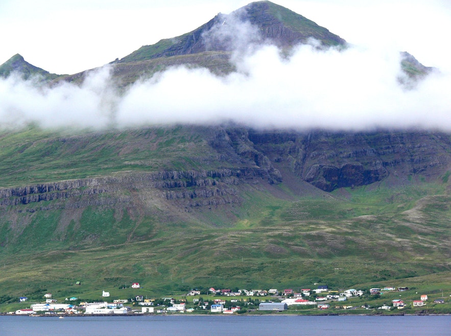 Stöðvarfjördur pod chmurami we wschodniej Islandii.