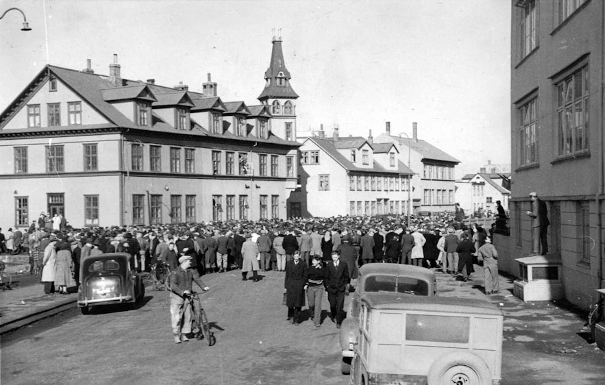 20世纪40年代，冰岛人走上街头抗议北约的存在。