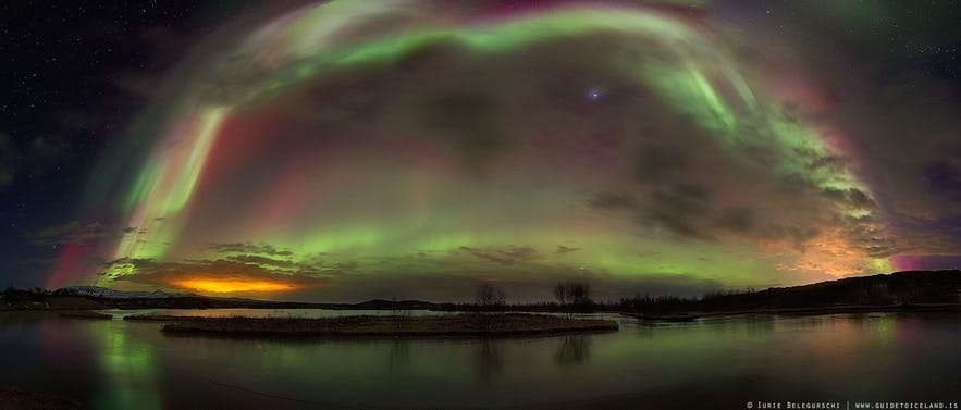 冬のアイスランドの夜空を彩るオーロラ