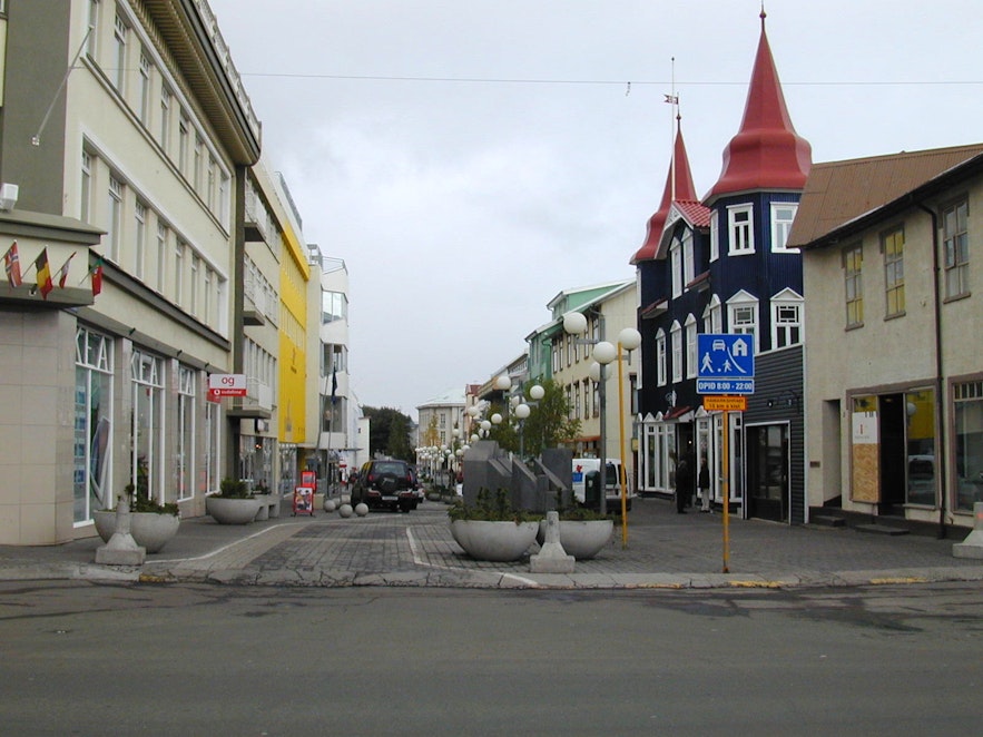 Ulice Akureyri są kolorowe i przyciągają turystów.