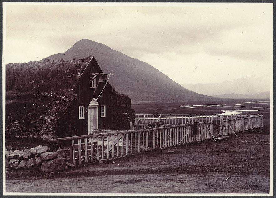 Zdjęcie Akureyri z tego samego okresu. Warto zauważyć podobieństwa w kompozycji między zdjęciem a ilustracją.