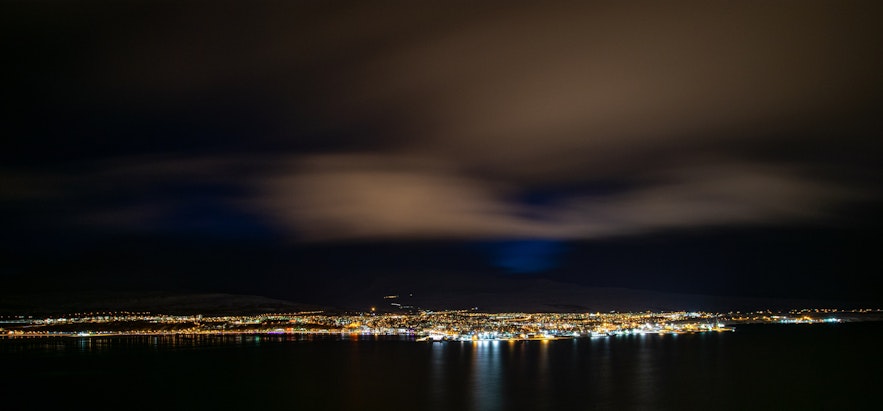 Akureyri nocą, od strony oceanu.