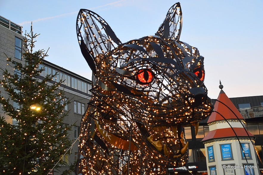 Grýla est un chat de Noël connu pour terroriser les enfants en Islande.