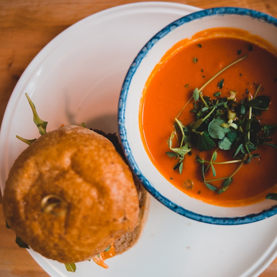 Islandzki Street Food to popularne miejsce, gdzie można zjeść zupę i kanapki.