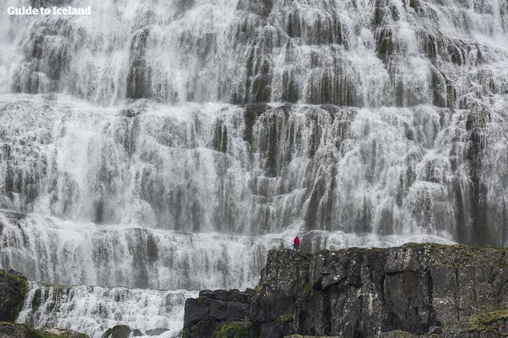 아이슬란드에서 가장 멋지기로 유명한 딘얀디 폭포