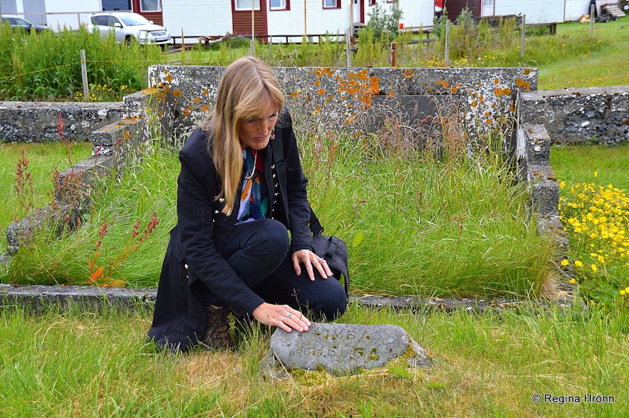 Regína by the grave of her great-aunts in Ólafsvík