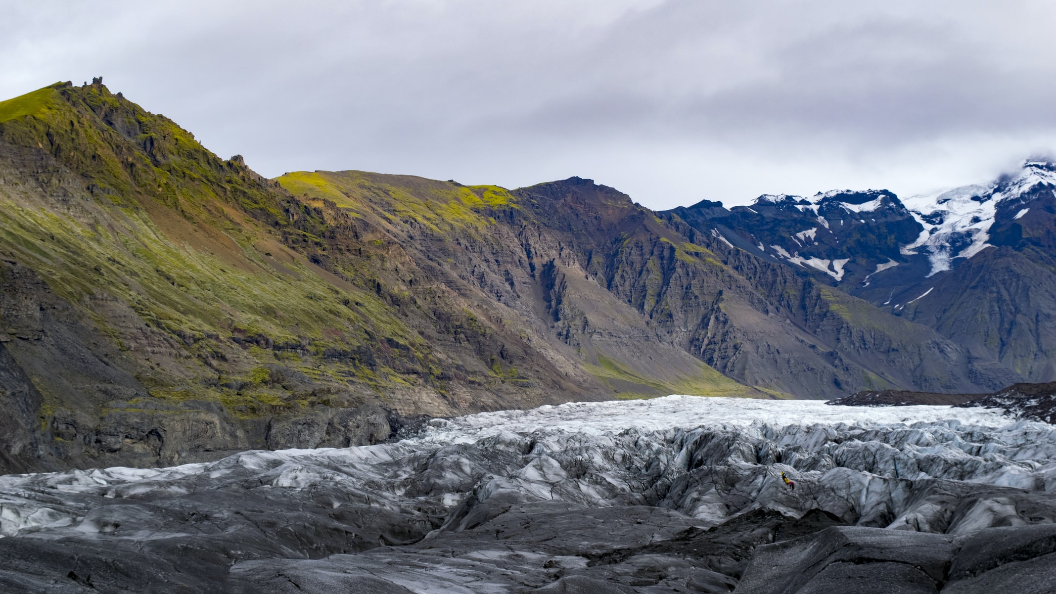 索尔黑马冰川是冰岛最受欢迎的冰川徒步目的地之一